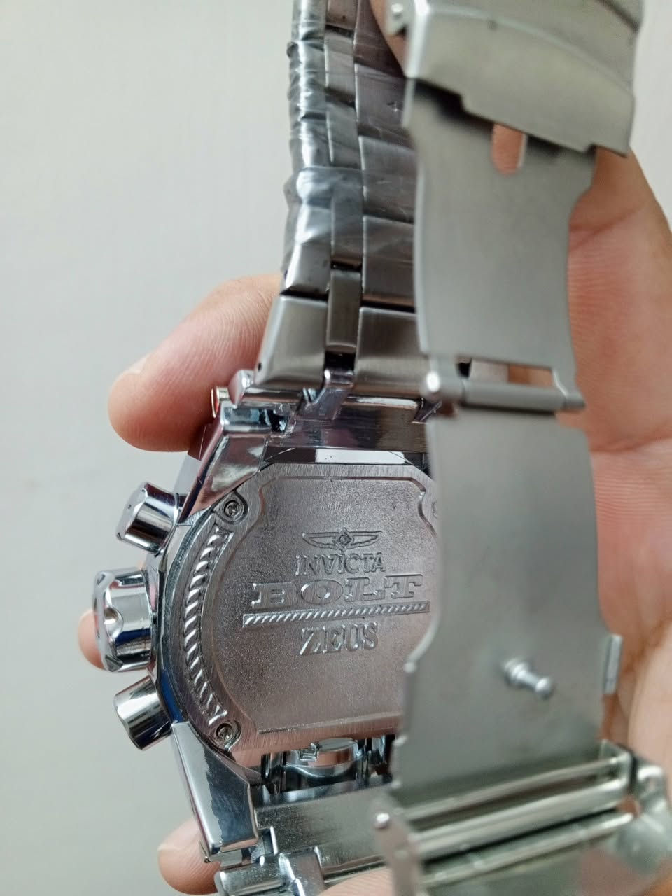 السلام عليكم
+2                    هذه ساعة رجالية من طراز Invicta Reserve Bolt Zeus Magnum تتميز بهيكل ضخم يبلغ قطره 52 ملم من الفولاذ المقاوم للصدأ.حركة الساعة: تعمل بحركة كوارتز سويسرية دقيقة.ميزات إضافية: تحتوي على وظائف كرونوغراف، ومقاومة للماء حتى عمق 200 متر.
مزاد يبدي من (٥٠) الف


**إذا كنت صاحب هذا الإعلان وتريد حذفه لأي سبب، رجاءا أرسل رسالة إلى الدعم الفني**