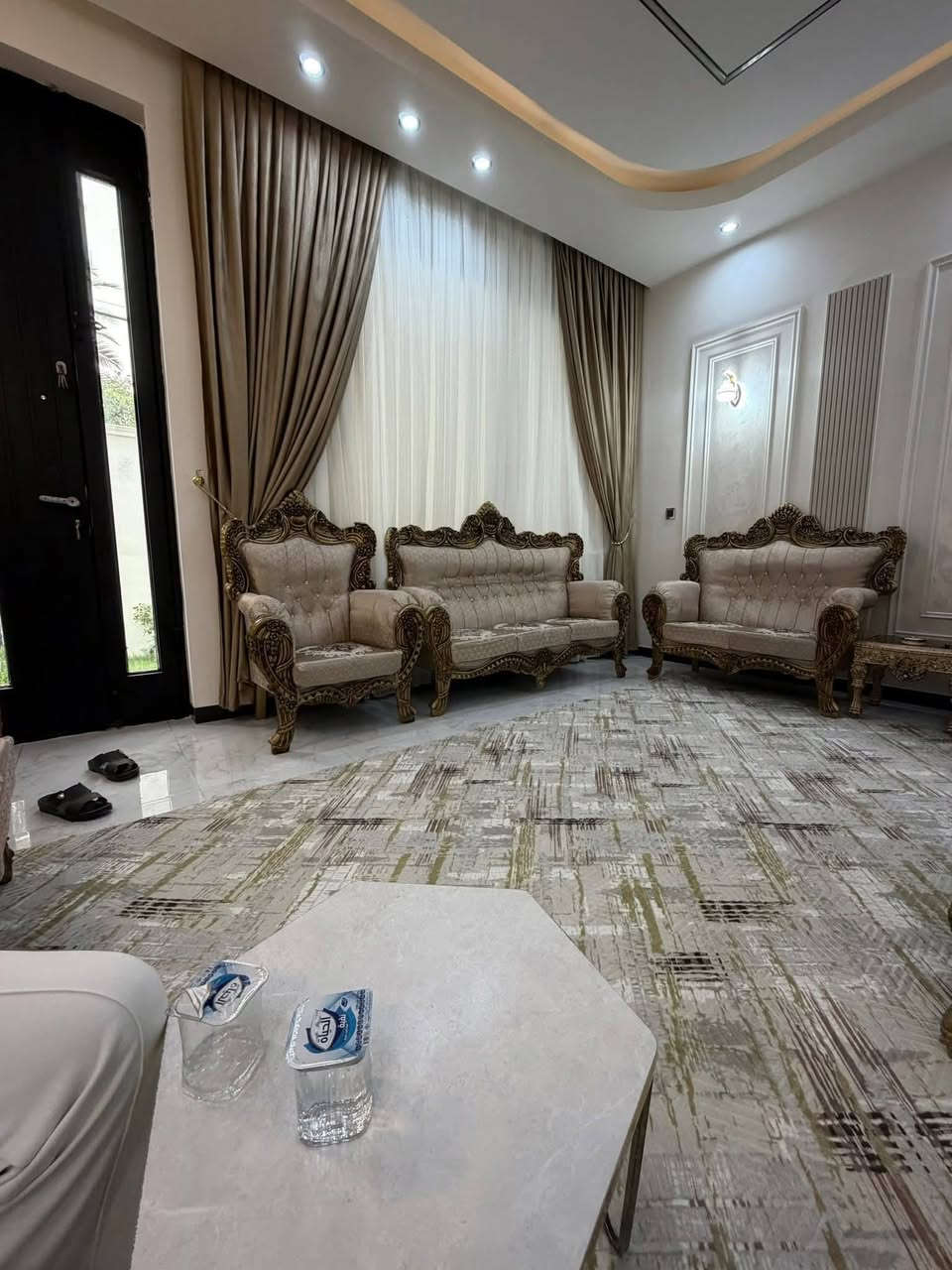يا الله
بعيدا عن المشتملات والمناطق ذو كثافة سكانية عالية
اليوم وفرنا عرض مميز وجديد🏘️🏘️
١٠٠٠ ///
الف متر للبيع في منطقة الطي/ الكاظمية 
تحتوي على دار بناء ٢٠٢٦ بمساحة ٣٠٠ متر
وحديقة كبيرة
والدار يحتوي على ٤ غرف نوم
صالة ضيوف // حولي جلسة
مطبخ حار بارد
خدمات خارجية وداخلية بكل طابق مع سويت 
السعر // ٦٠٠ مليون قابل للتفاوض
للاستفسار// مكتب الحضارة للوساطة العقارية
***********
