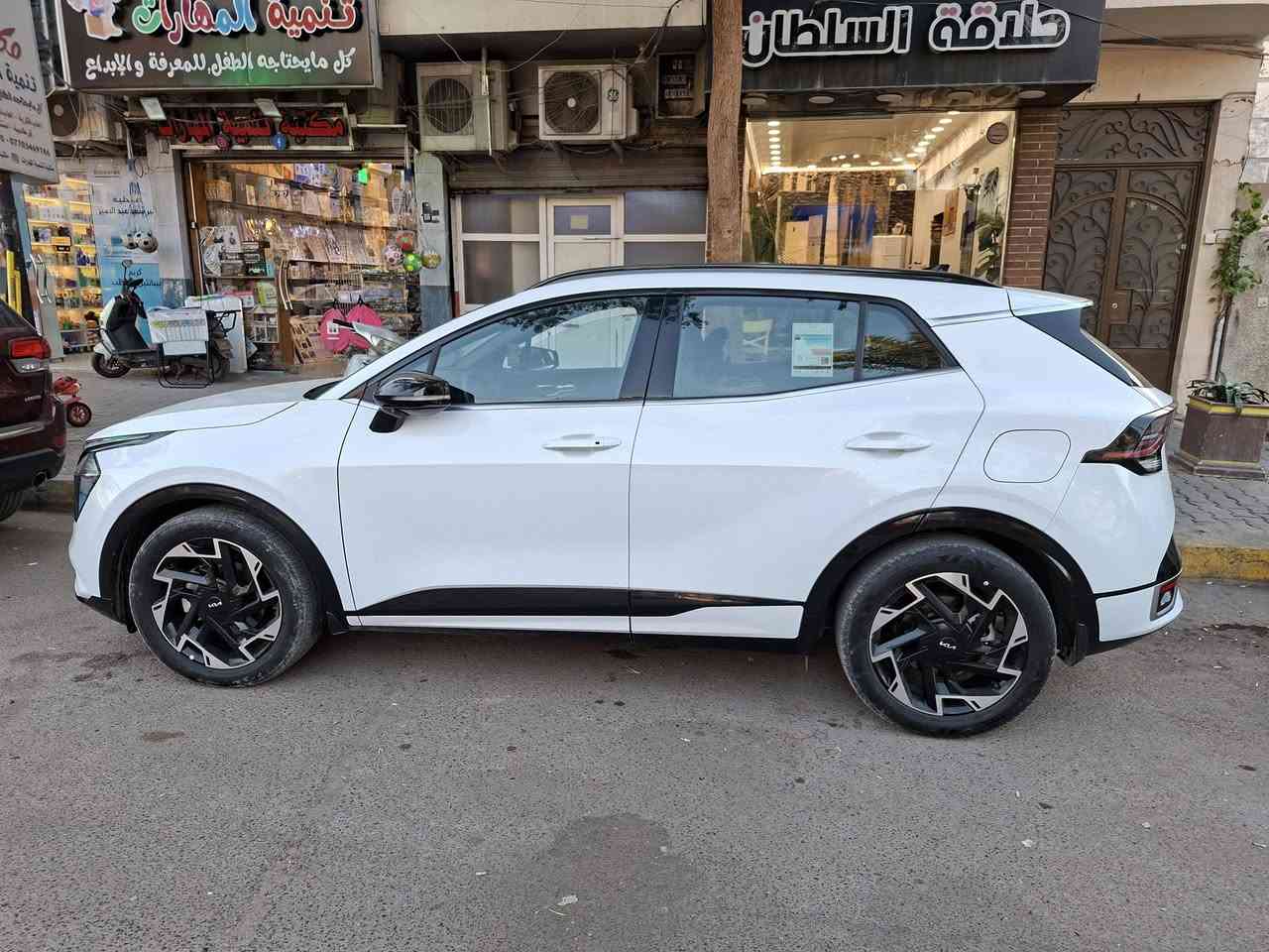 السلام عليكم 
كيا سبورتج ٢٠٢٤ وكالة الدولية وضمان الدولية جيتي لاين يعني ميحتاج اشرح مواصفاتها لان اعلى فئة بالسبورتج ومواصفاتها متخلص محركها ٢٠٠٠ دوش السيارة جديدة ماشية ١٠ الاف كيلو ومكفولة من كلشي كير ومحرك وكشر وكلشي عدا شخطين خفيفات جدا ع كد شبر بالجاملغ خلف السايق مرقمة وسنويه باسمي مكان السيارة بغداد الاتصال على الرقم ***********
