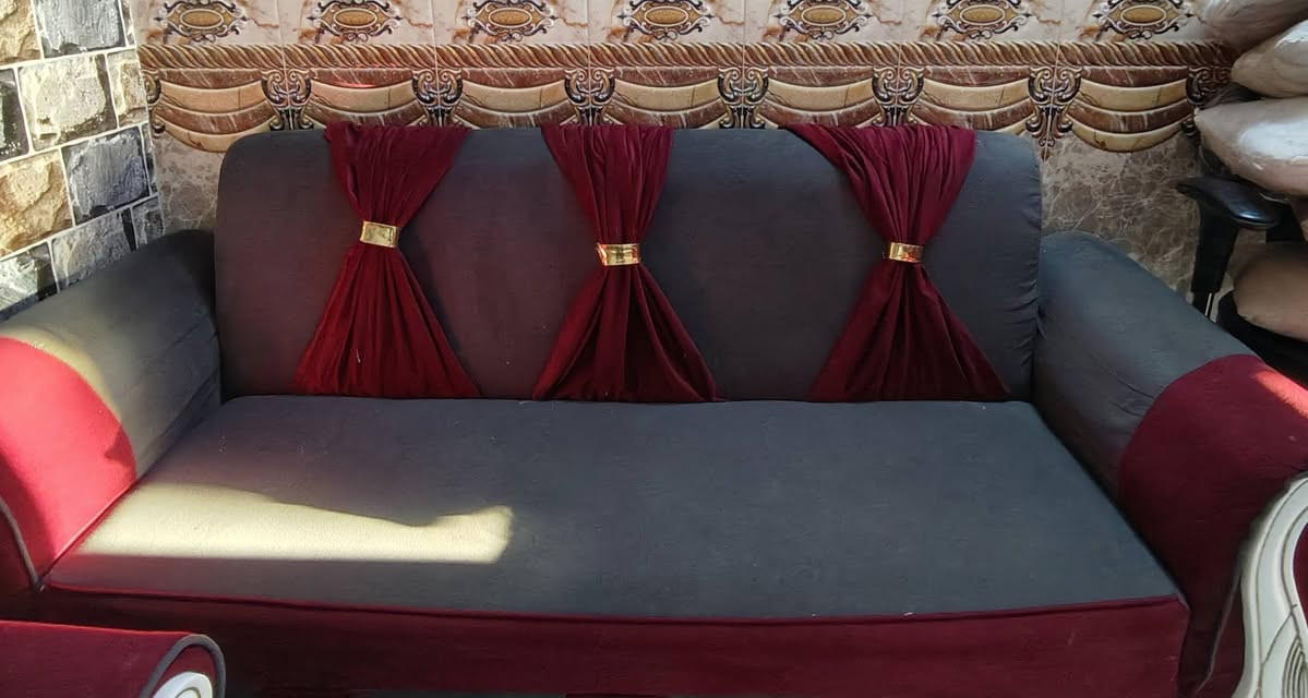 تخم 10مقاعد للبيع بي كرسي واحد مخلوع يرادله كبس فقط مابي شي
تواصل ***********
