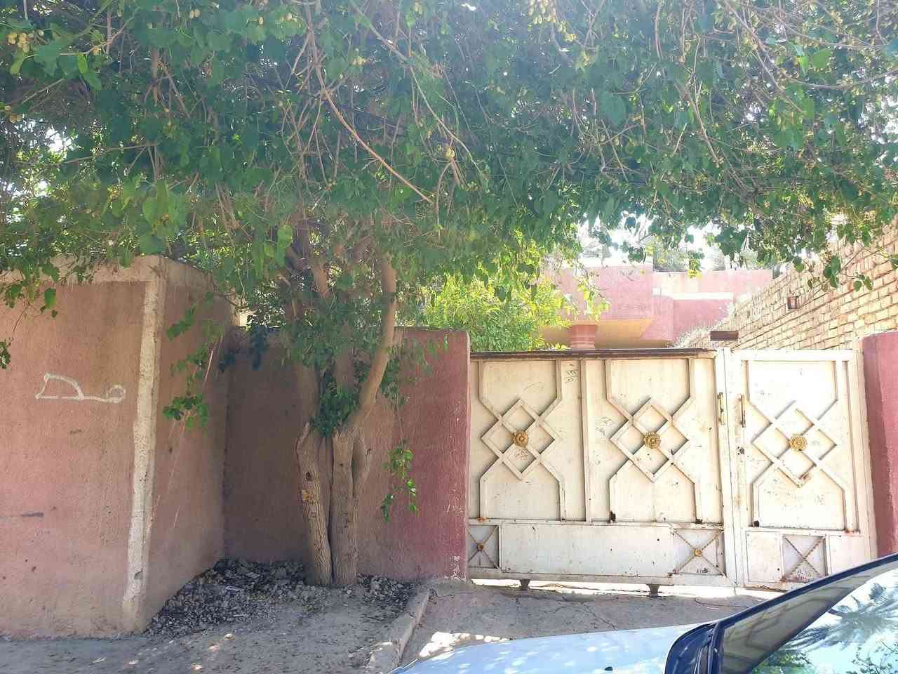 سلام عليكم بيت للبيع مساحه 300متر متكون ثثلاث غرف صاله وستقبل ومطبخ اللاتصال***********
