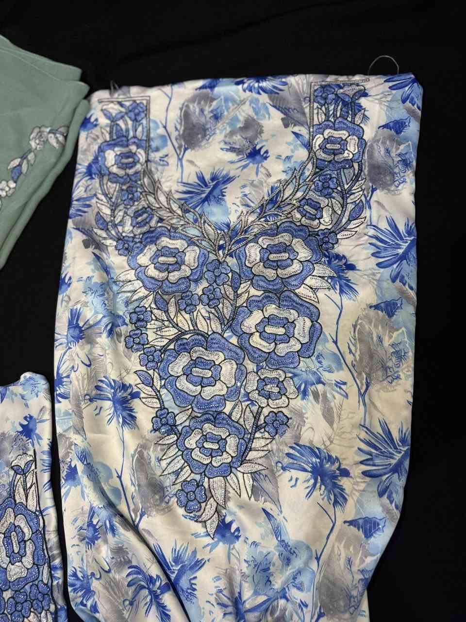 متوفر مخور حرير اندنوسي قطعة 3 امتار ونص قطعة ما مخيطة متوفر توصيل داخل السماوة والمحافظات 🌷🫶🏻


**إذا كنت صاحب هذا الإعلان وتريد حذفه لأي سبب، رجاءا أرسل رسالة إلى الدعم الفني**