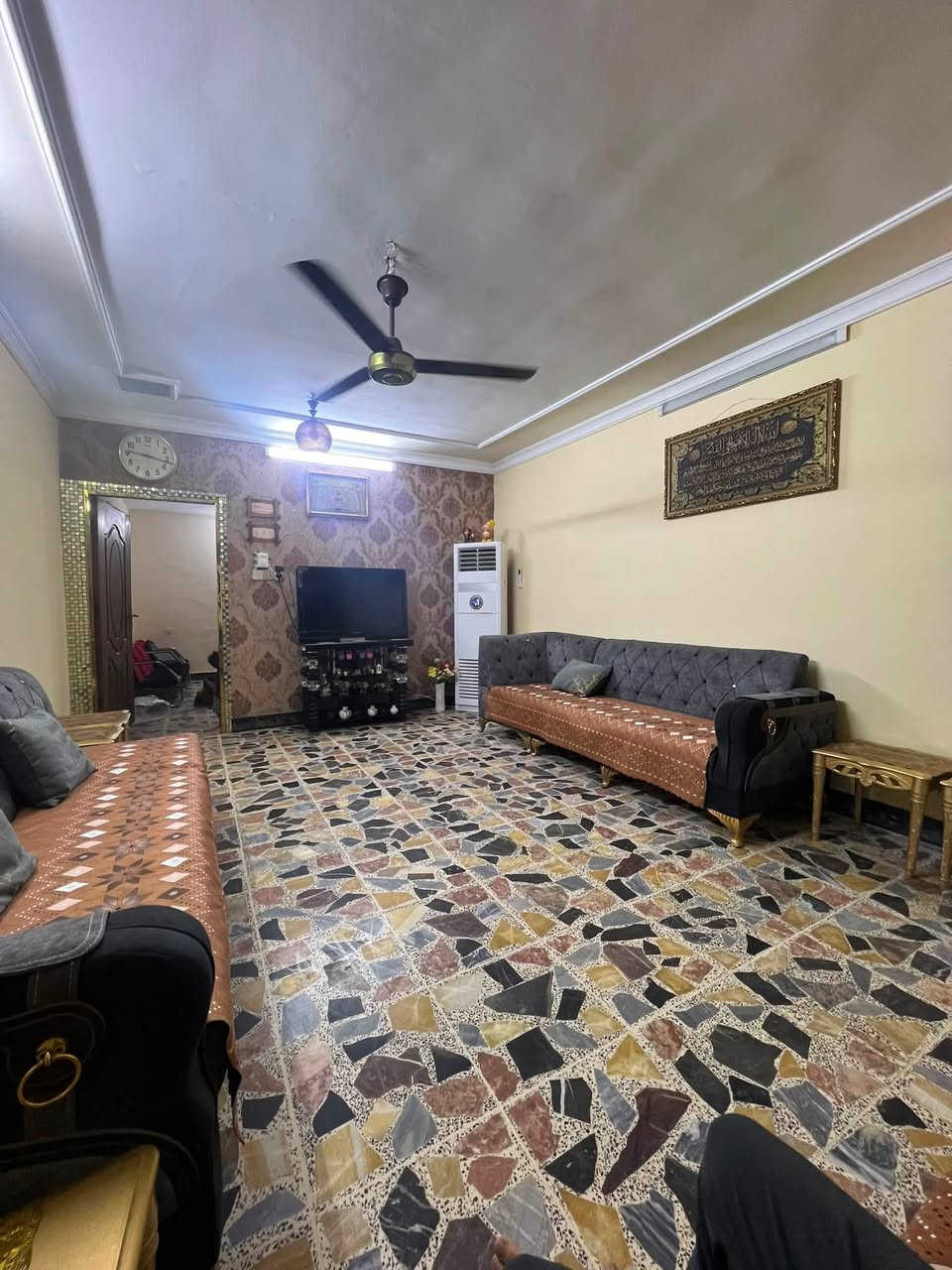 السلام عليكم دار لبيع المساحه 153 متر واجه 6 وربع ونزال 25 
يحتوي 5 غرف نوم 
ومطابخ 3
وصحيات 2
مكان بغداد الجديده قرب جامع عرفات 
الاستفسار ***********
