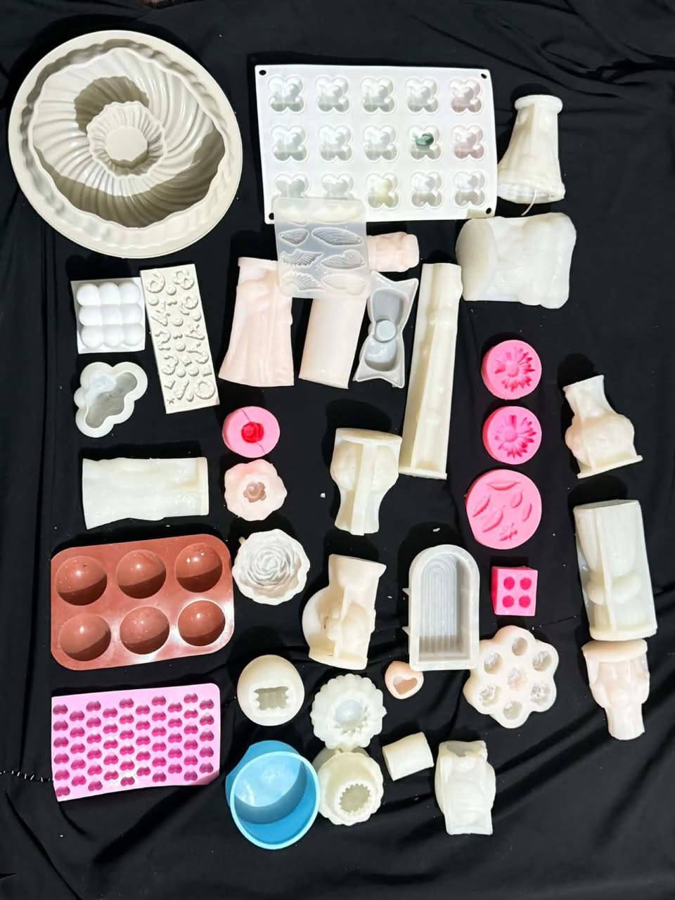 سلام عليكم ادوات شمع للبيع مكونه من قوالب كافه الاحجام والاشكال وجهاز تذويب شمع وميزان  ومحرار هوائي ومصب شمع مع كلاصات ديكور خاصه بالشمع مع (٢٢ كيلو شمع) مع شمع جيلاتين ٢ كيلو للاستفسار خاص او الاتصال بالرقم ***********
