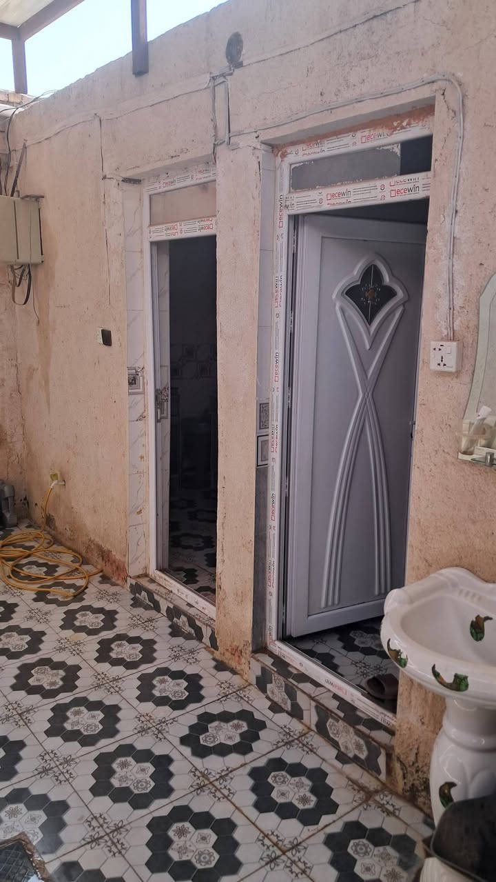 السلام عليكم دار للبيع كوفه شارع دور الحوزه الاستفسار ***********
