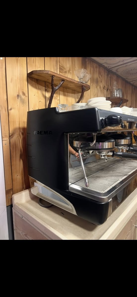 لسلام عليكم جهاز بارستا صناعه ايطالي اصلي مستخدم ٣ تشهر بعده جهاز جديد سعر خاص اللاستفسار ***********
