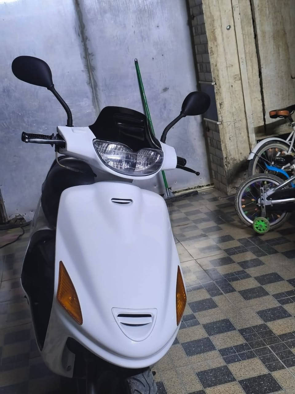 السلام عليكم دراجه فراشه فحل 
دراجه كهربائيات كله شغاله 
مجفته مره مكينه ناعمه تخبل تعال وشوفه بعينك 
تخم تاير 
دراجه مامتعوبه حيل 
السعر 425 بيها مجال
***********
