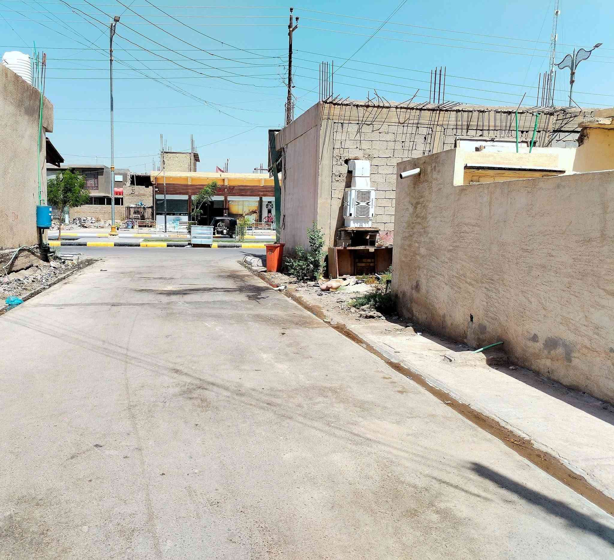 سلام عليكم بيت للبيع ٢٠٠ متر طابو صرف بسمي موقع شارع رائسي مال حي زهور ثاني بيت عل شارع موقع كلش حلو  *********** واتساب شراي يتفضل بس بيع  نقد
