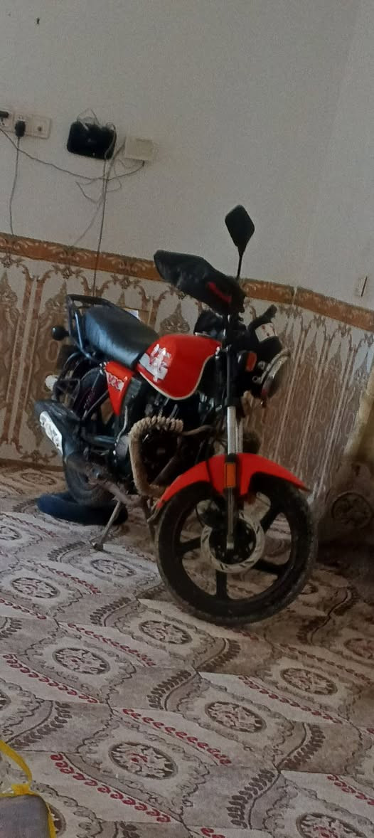 دايون ريان 23 طالعه بسنه 24 شهر 12 كفاله الدراجه سنويه بأسمي مكاني بابل مركز مدينه
سعرها مليونين وربع وبيها مجال 
***********
هورن بوش وياها 
المازده مالتها فقط سكن وعالي 
الكيلو متر ميشتغل 
ومبدل گلاجات فقط غيرها ماكو
زوج تاير جدد باتري جديد گبل للشارع
