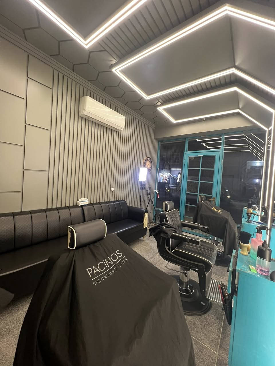 سلام عليكم شباب محل حلاقه بحاجه إلى حلاق عنوان المحل بغداد المشتل قرب أفران القناة الاستفسار اكثر رقمي***********
