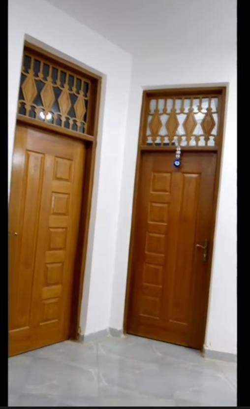 دار سكن ٢٠٠ متر
طابقين مسلح بناء جديد ٢٠٢٥ ممتاز
الطابق الأول 
استقبال ٨ متر
صاله كبيره
 غرف نوم ٢
مطبخ
صحيات خارجية
الطابق الثاني
صالة
غرف نوم عدد ٤
درج دور مطل على الصاله  من الطابق الأول للثالث 
مع صاله وبيتونه في الطابق الثالث 
كهرباء ومجاري ارضيات ممتازه
على شارع عرضه ١٥ متر
مطلوب عقاري ٤٧ مليون
السعر المطلوب عدى الطلب  ١٣٠ مليون
الموقع. الديوانية. حي العسكري الثالث خلف مكتب التوكل للعقار قرب صيدلية مريم 
للاستفسار أكثر مراجعة مكتب التوكل للعقار الكائن في حي العسكري شارع ٣٠ او الاتصال والمراسلة على الواتساب على الرقم ***********
@إشارة
