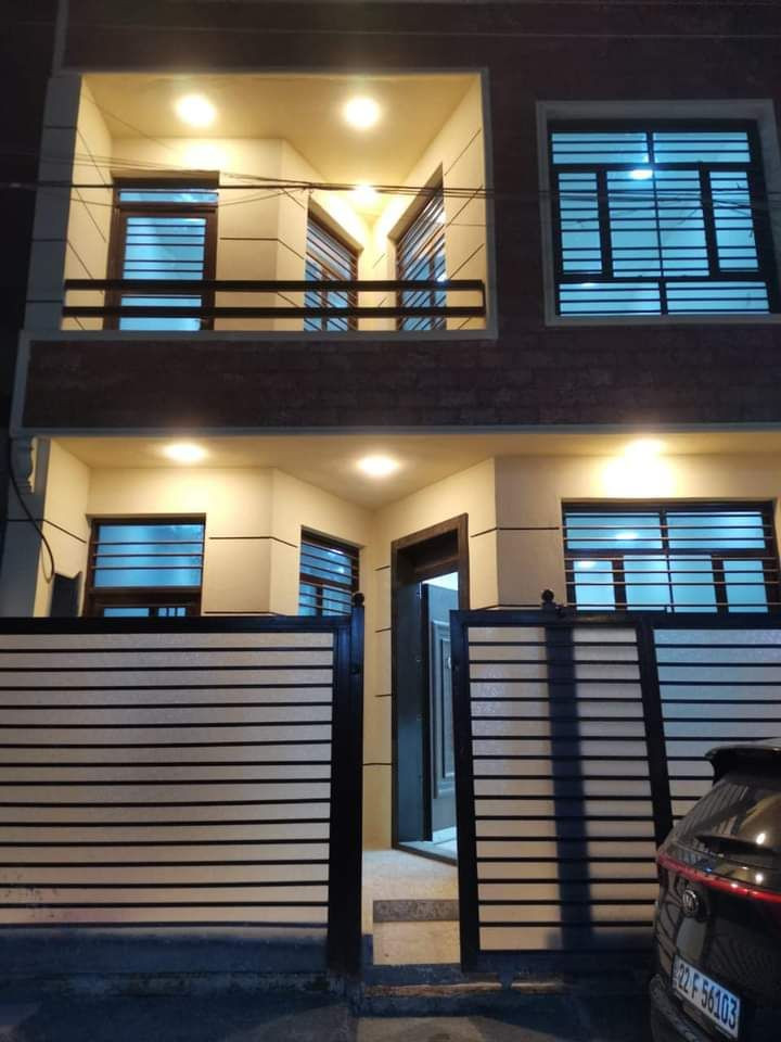 السلام عليكم بيت للبيع منطقه حي الجهاد خلف شارع الشارقه  مساحه 50متر  الواجه ٦ وربع نزال 8 بناء حديث
طابقين طابق الاول صاله ومطبخ وصحيات ساحه درج 
طابق الثاني عدد غرف 2 مع صحيات لاستفسار  ***********
