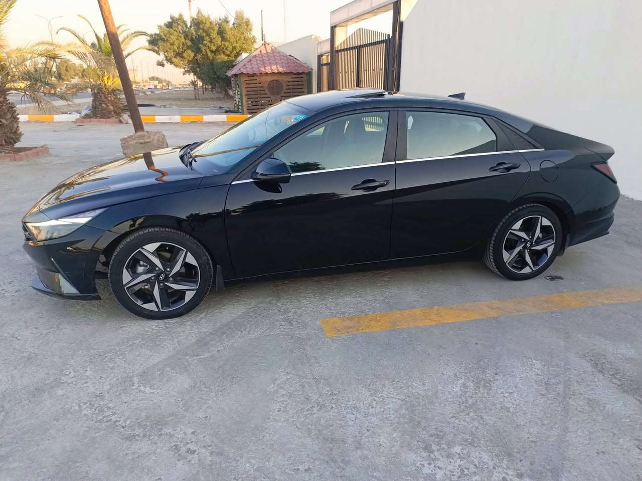 السلام عليكم
النترا هايبرد 23 
السيارة فول حادثها دعامية تعتبر كلين 
رايد اراوسها ويا byd 
مكاني بغداد 
***********
