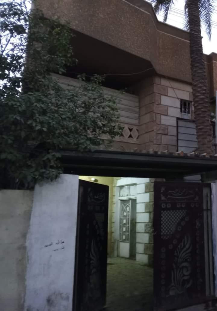 مساح   ٢٠٠متر  /١٠في٢٠نزال يحتوي ٥نوم+خدمات كراج حديقه بناء حديث مسلح هاتف ***********
