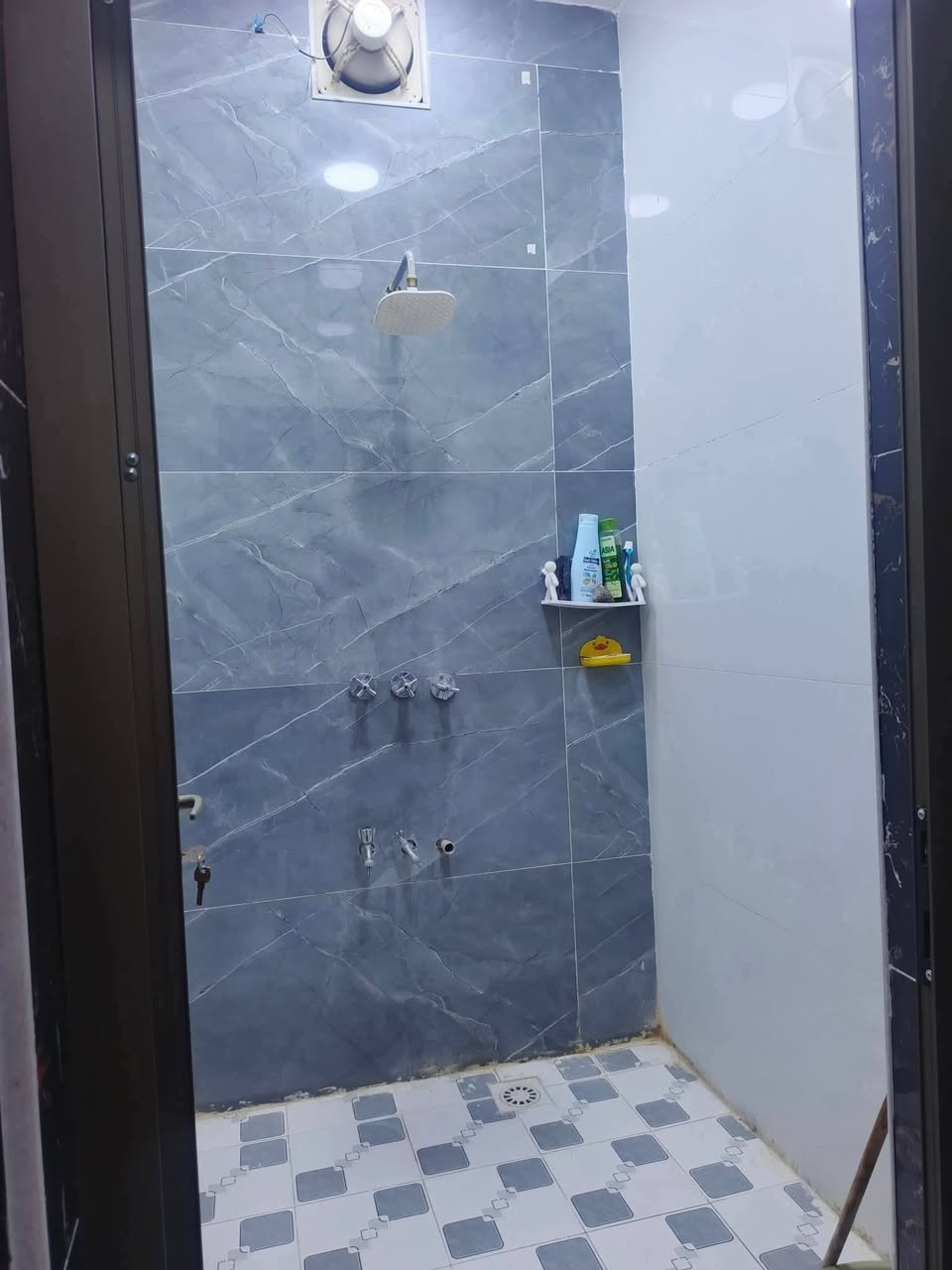 ياالله
سلام عليكم
البيت البيع طابو زراعي سند ٢٥
البيت بناء حديث ومسلح طابق واحد
مساحه 100متر طولاني 
يحتوي على استقبال وصاله ومطبخ وغرفة نوم وصحيات داخليه وصحيات خارجيه
حي لحسين مجمع أبو حوراء 
البيت ينباع معه أثاث يعني جاهز تعال وسكن بي
استفسار اتصل بل أرقام تأليه 
((***********)) ((***********)) اخوكم أبو عراق..
