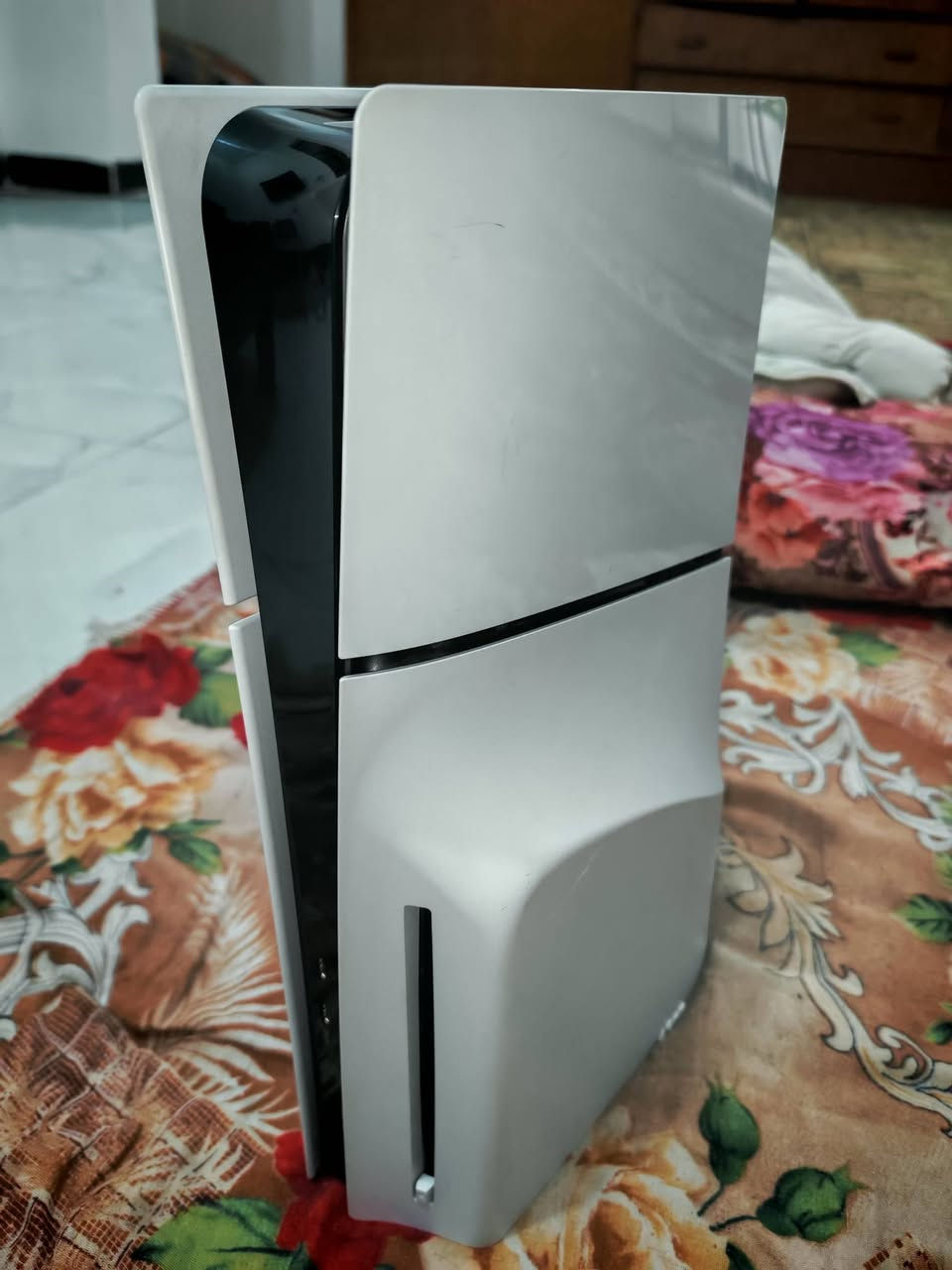 🎮 للبيع: PS5 Slim + حساب سعودي  (40 لعبة) 🎮
يا الله، للبيع جهاز بلي 5 سلم  بنظافة 100%، الجهاز استخدامه قليل جداً وكامل مع كافة ملحقاته الأصلية والكارتون.
​🌟 المواصفات والإضافات:
​الجهاز: PS5 Slim Disc Edition. 
​الحساب: حساب سعودي (لغة عربية) يحتوي على أكثر من 40 لعبة من أقوى العناوين، يعني تشتري وتلعب فوراً وما تحتاج تصرف ولا دينار على الألعاب ولا تخاف يروح الحساب تحصل وياه الايميل والرمز وتغير معلوماته وتأمنه مثل ما تريد .
​💿 أبرز الألعاب الموجودة بالحساب:
​God of War Ragnarök (كاملة ومترجمة).
​Spider-Man: Miles Morales. مدبلجه ومترجمه عربي
​Call of Duty: Black Ops Cold War. مترجمه عربي
​FIFA 25 .
​سلسلة فيفا كاملة للذكريات (16، 17، 18، 21).
​Uncharted: The Lost Legacy.
​Hitman 2.
​The Evil Within.
​Call of Duty: Advanced Warfare.
​PES 2015 (نسخة نادرة ومطلوبة).
+ أكثر من 30 لعبة ثانية منوعة!
​💰 السعر:
البلي سعره ٦٥٠ الف قفل
الحساب ١٠٠ الف قفل
​📍 الموقع: [بابل / حله / حي العسكري]
📞 للتواصل: [ *********** متوفر واتساب ايضا ]
