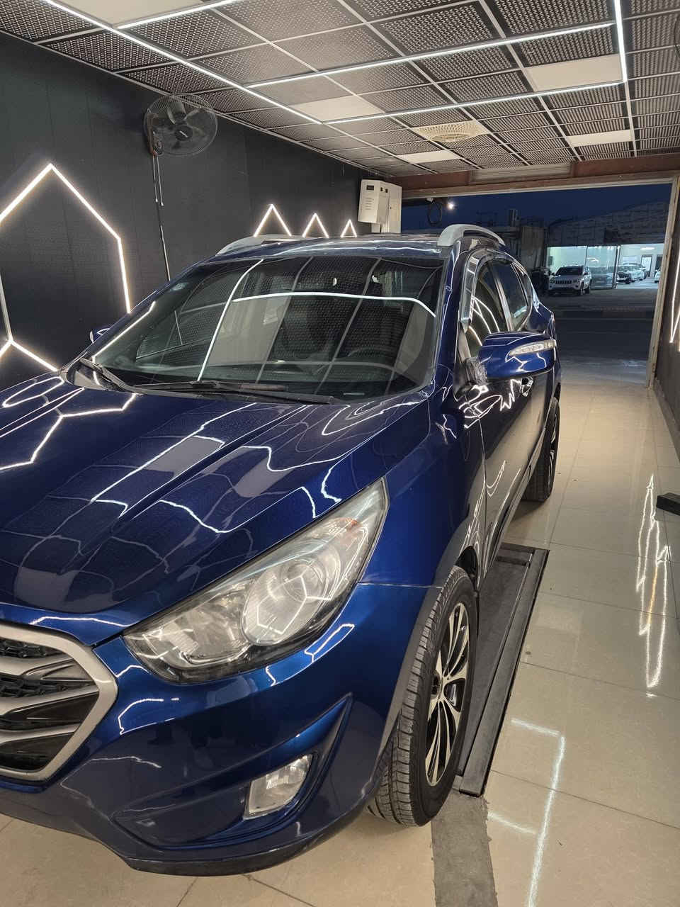 السلام عليكم 
توسان ٢٠١٥ وارد امريكي 
محرك ٢٤٠٠ gdi معلي كازكيت بدون ادوانص 
فول مواصفات ماعده البنوراما 
بصمه تشغيل وابواب 
كشنان جلد وكهرباء وتدفئه 
شاشه صغيره لمس 
بكلايت led
حساسات خليفه 
نزول منحدرات 
فول تحكم ستيرن 
تبريد لمس تحكم مناخين 
رقم بغداد تحويل ثاني يوم باسمك 
سياره جاهزه من كلشي من محرك وكير وصدر وكشر ماتصرف عليه اي شي 
حادث امريكه البنيد وبيه صبغ وكلير اثر جراد الاحمر صبغ والوردي كلير هاذه مو صبغ ولا حادث 
سعره ١١٨ وبيه مجال بسيط 
مكاني صلاح الدين بلد 
***********
