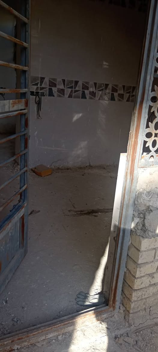بيت مساحه 150 متر للبيع
الموقع كربلاء شارع الحافظ 

واجهيه 9 ونزال 17 يحتوي علئ درج خارجي وحمامات داخليه وخارجيه وغرفه استقبال وغرفه نوم وهول ومطبخ وطارمه 

مجهز من الكهرباء والماء
  متوفر خط مولد ذهبي قريب

البيت يحتاج بعض النقوصات البسيطه 
السعر 75 مليون

*********** للاتصال او الاستفسار + متاح وتساب
