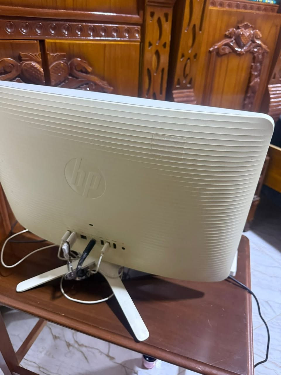 السلام عليكم ورحمة الله وبركاته (***********)
كمبيوتر للبيع كامل ملحقات 

المواصفات الشائعة لهذا الطراز:
الشاشة: عادة ما تكون بحجم 19.5 بوصة بدقة عالية (HD+).
المعالج: غالباً ما يأتي بمعالجات اقتصادية مثل Intel Celeron J3060 أو AMD E2-7110.
الذاكرة والتخزين: يتوفر عادةً بذاكرة رام 4 جيجابايت وقرص صلب بسعة   1 تيرابايت.
الميزات الإضافية: يتضمن كاميرا ويب مدمجة في الأعلى، وسماعات مدمجة أسفل الشاشة، ويأتي مع لوحة مفاتيح وفأرة سلكية مطابقة باللون الأبيض. 

 +2
يُعرف هذا الجهاز بتصميمه الموفر للمساحة وهو مخصص للأعمال المكتبية البسيطة، وتصفح الإنترنت، والدراسة.
