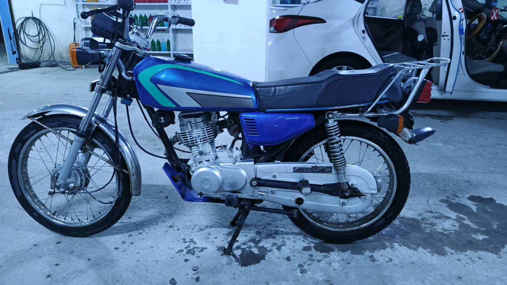 دراجة نضيفة واتخبل تاخذها تترحملي ومداريها دهن وبانزين ومستعجل على بيعتها لان عندي قصد مال جامعة اريد اسدده 