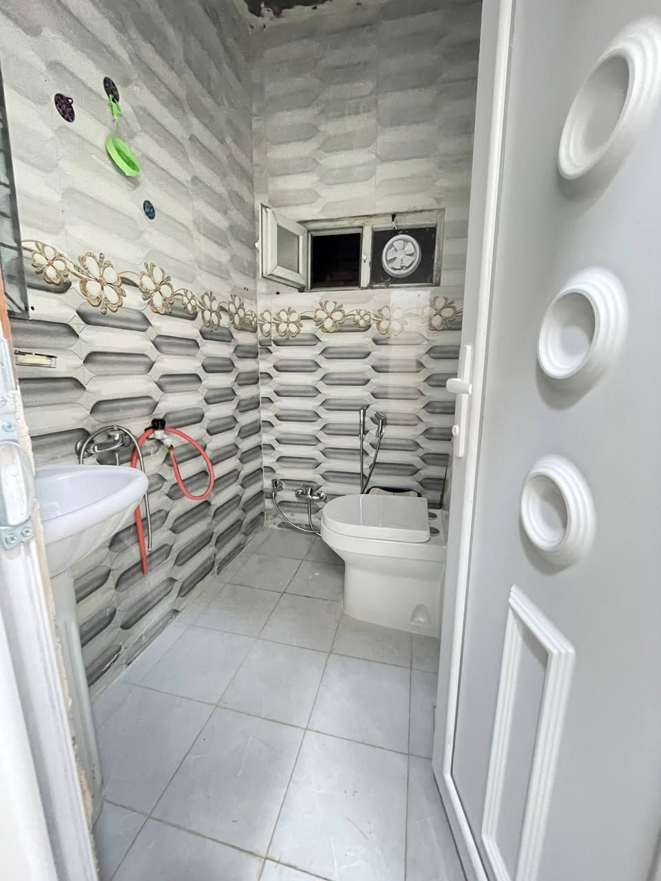 دار للبيع 100 م طابو صرف واجهة 5م *20
المكان حي الجهاد الملحانية قرب اسواق زم زم وقريب على شارع المدارس
الطابق الاول مدخلين يحتوي على استقبال ومطبخ وهول وصحيات منفصلة وغرفة نوم ومنور
الطابق الثاني يحتوي على 3 غرف نوم وحدة كاملة والباقي هيكل
وايضا اكو بيتونة والسطح شتايكر
الدار يحتاج ارضية وبياض طابق ثاني وتبديل ارضية الطابق الارضي تقريبا 12 مليون 
مستعجلين على البيع للعلم سعر المتر بدون بناء مليون
السعر 140 قفل 🔴🔴
تفاصيل اكثر راسلونا خاص


**إذا كنت صاحب هذا الإعلان وتريد حذفه لأي سبب، رجاءا أرسل رسالة إلى الدعم الفني**