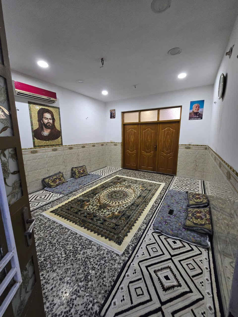 السلام عليكم
بيت ١٦٠ متر ركن طابقين الواجهة ١٠ متر والنزال ١٦ متر 
يحتوي ع مدخلين2⃣
الطابق الارضي يحتوي ع👇👇
استقبال 4.2 × 5.6
مطبخ    4 × 4.5
صالة     3.4 × 10
غرفة نوم 5 × 4
ودرج دوار وصحيات
الطابق الثاني ٣ غرف نوم👇👇
غرفة 4 × 4.5 
غرفة 5.6 × 4.2
غرفة 4 × 5
صحيات عدد 3
منور عدد 2
بناء سنة ٢٠٢٢
الموقع: مدخل جامع الشهيد رائد اول فرع ع ايدك اليمنى

البيت مطلوب قرض اسكان ٢٠ مليون تسديد كل شهر ٢٠٠ الف
سعر البيت صافي بدون الإسكان ١٣٠ مليون

للتواصل ع الرقم ***********
