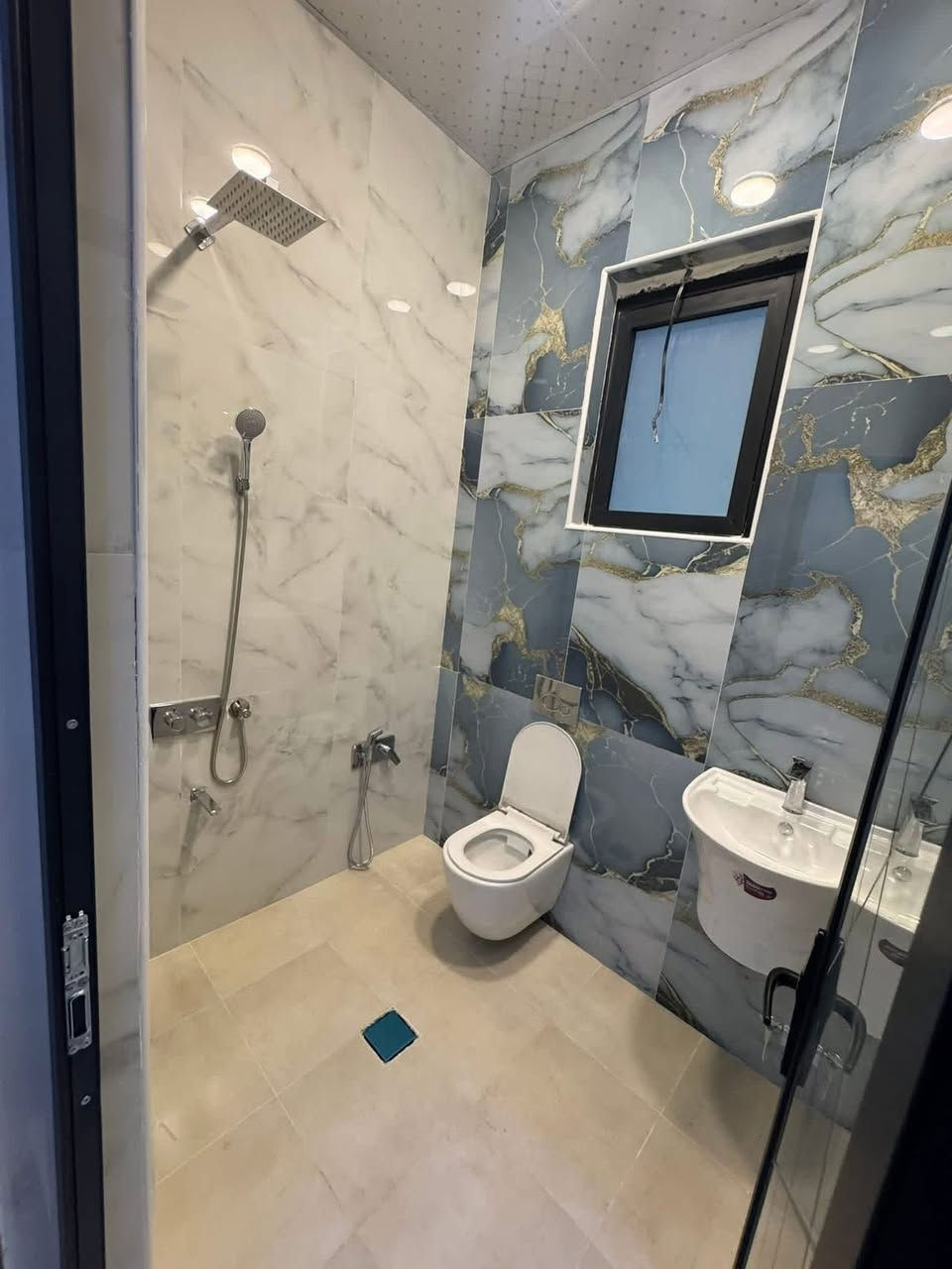 � للبيع – دار سكن فخم بمواصفات راقية
📍 الموقع:
منطقة البنوك – زقاق 8 – خلف شارع الكنيسة
موقع مميز وهادئ وقريب من جميع الخدمات

📐 تفاصيل العقار:
• المساحة: 150 متر
• الواجهة: 5 نزال 30
• سند مفرز رسمي
• عرض الشارع: 15 متر + رصيف 5 متر

🏠 مواصفات البناء:
• أربع غرف نوم سويتات كاملة
• بناء فول درجة أولى
• سنة البناء 2025
• تصميم عصري وتشطيب فاخر

📞 للاستفسار والمعاينة:
مكتب أبو كنار للعقار
☎️ 0771 786 0745
