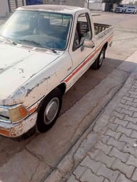 عندي تيوته بيكم للبيع موديل 1990 مكفولة من الصبغ ماعدا كصه البنيد مكين...