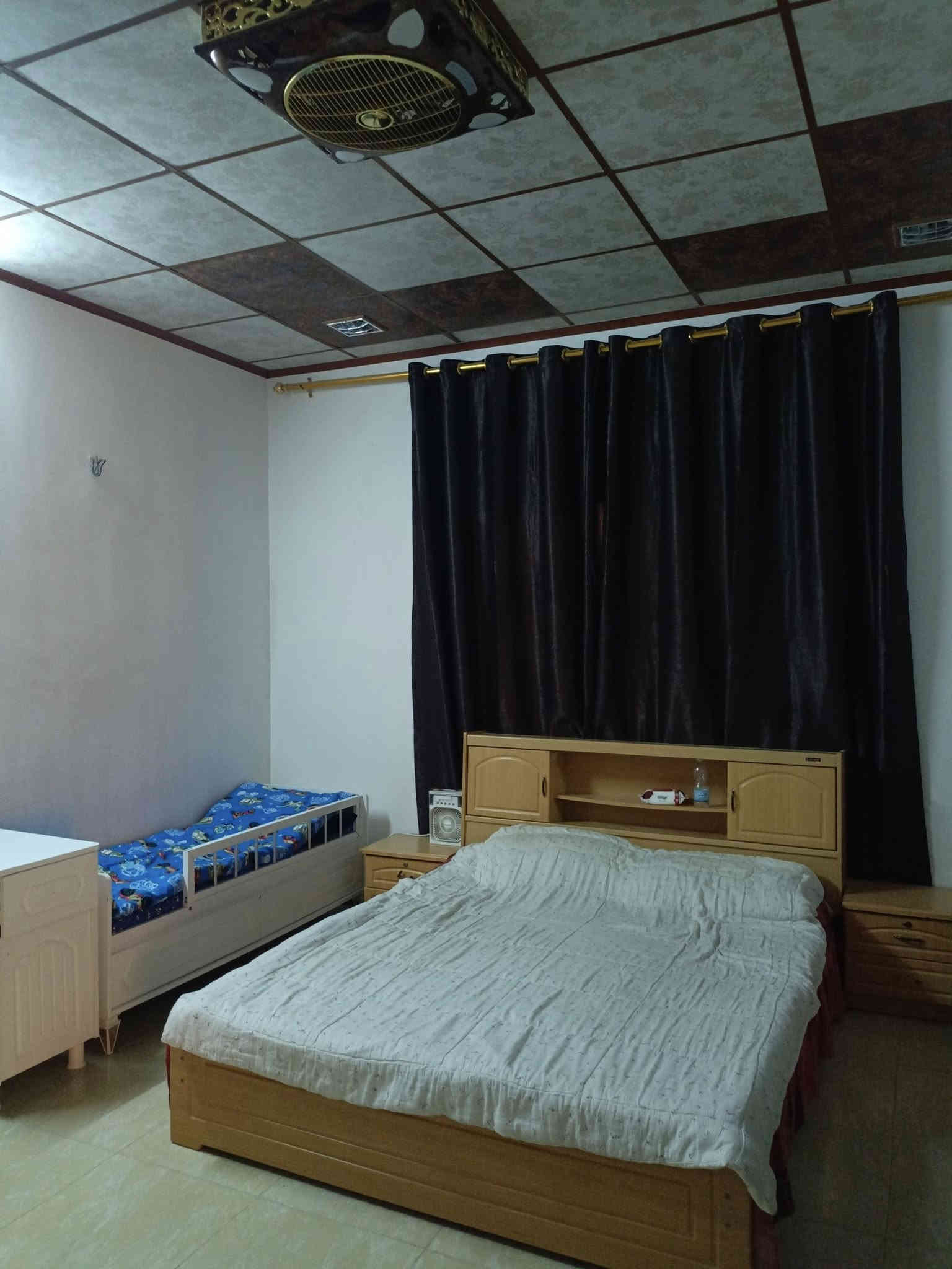 بيت للبيع مساحة 240 متر طابو زراعي طابق ونص سيراميك فول وسقف ثانوي أركوازي الجديدة كيعان وريا شارع سايدين يحتوي على أستقبال و صالة و مطبخ و غرفتين نوم و صحيات و 3 حدايق و كراج سيارة مع هدايا نص أثاث
تخم قنفات 10 مقاعد + طبلات 
ميز بلازمة  
كاونتر 
طباخ + مرشحة
ميز طعام 
بنكات سقفية عدد 3
فولتجات عدد 2 حجم 10 الاف 
سخان 
تانكي ماء عدد 2
للاستفسار والأتصال على الرقم ***********
