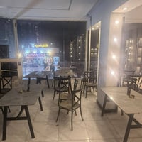 أغراض كوفي ومطعم جديده غير مستخدمه عدا فقط العارضه وميز الكاشير للاستف...