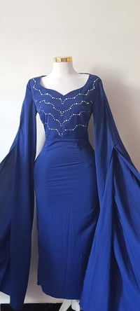 فستان نيلي ارزق يلبس ٣٨-٤٠ ردن مسرح لكرستال كبس وليس لزق سعره ٢٥ للحجز...