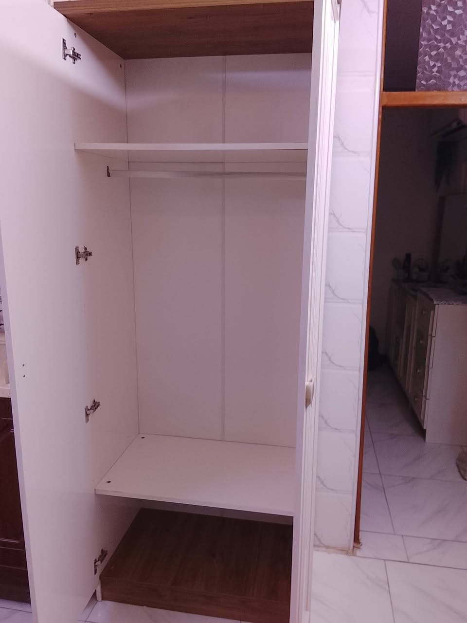 كنتور بابين تركي طوله مترين وربع عرضه 88سم العنوان بغداد الشعب الرقم ***********
