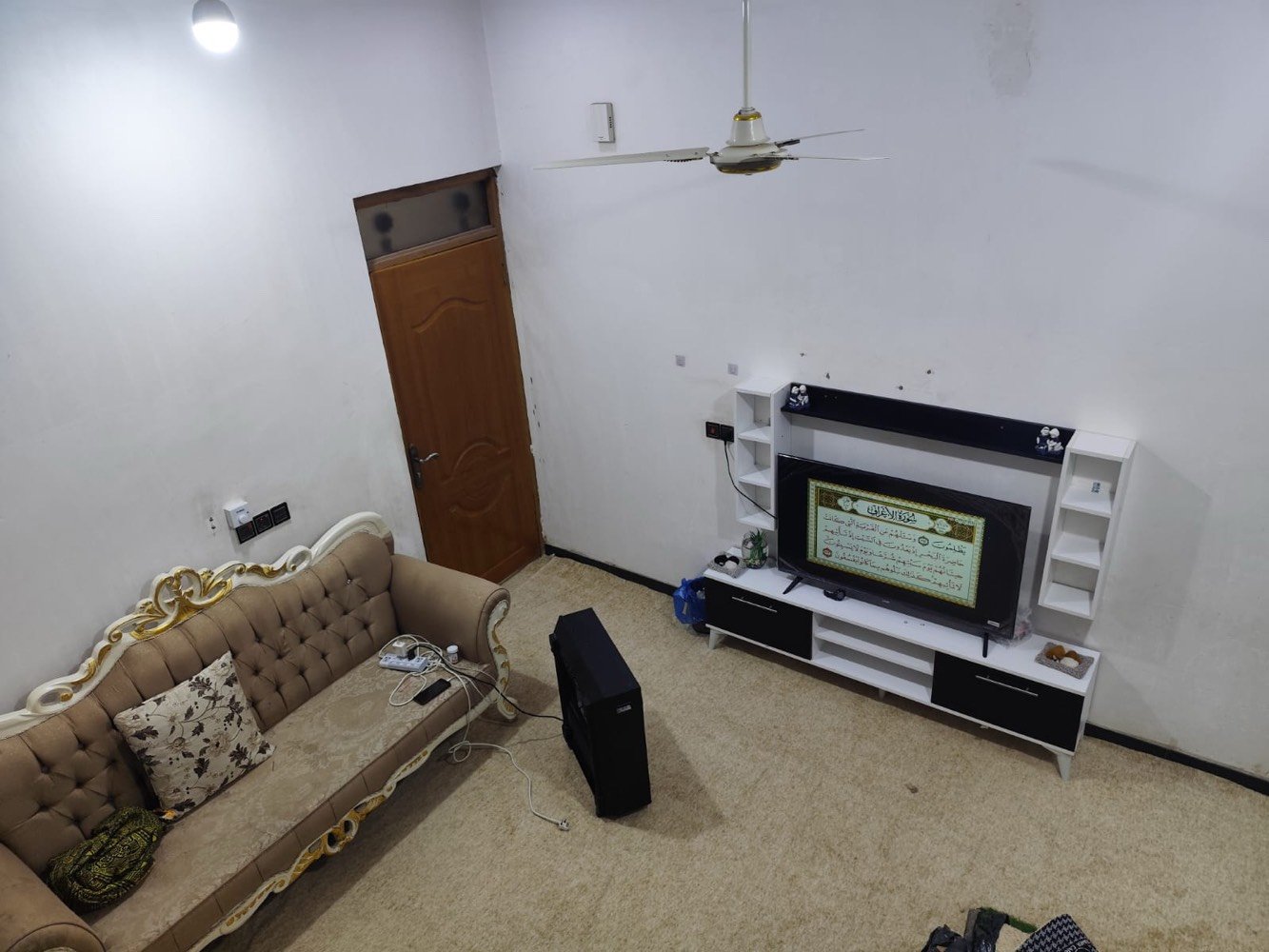 بيت للبيع الناصريه حي الرسول زراعي مساحه 120يتكون من غرفه5*5وصاله واستقبال ومطبخ وصحيات داخليه وخارجيه على شارع عشرين متر تبليط كافه الخدمات 