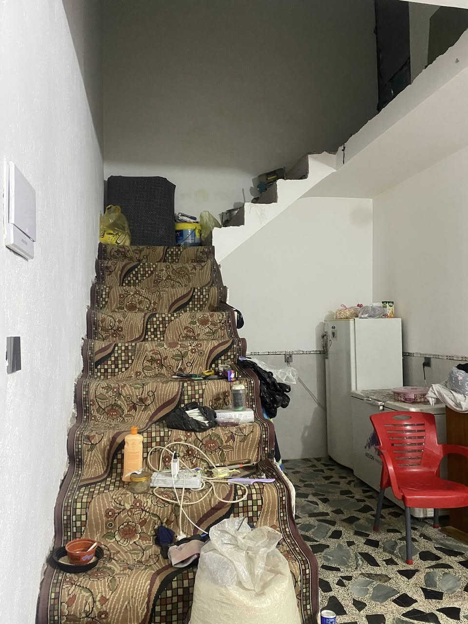 بيت.  150. متر.   للبيع.         يحتوي البيت.   ع2غرف نوم / ستقبال.    صاله.        جبيره.   صحيات. داخليه وخارجيه.    بيت جديد.   وقريب ع. شارع.  الريسي.        

 الدسيم قرب. حسينه العصائب 
سعر. بيت 85 بي مجال.  ***********
