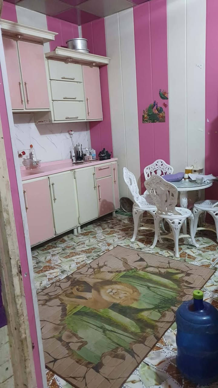 سلام عليكم .
١٠٠ متر للايجار .
الموقع خلف مول الجوهره الي بالحولي .
البيت بي غرفه وصاله ومطبخ واستقبال وتخاريج بالداخل والخارج  وبي غرفه فوك . 
للأستفسار خاص 
او على الرقم *********** بي واتساب.
