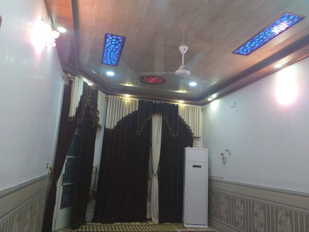 دار للبيع المساحة 166.5 حي المكرمة شارع 15 سعر 160 مليون وبي مجال (بناء صب غرفتين وصاله واستقبال ومطبخ وصحيات 2 ومنور 2 والبناء طابوق جمهوري  بناء جديد 2020 تم بناء)+ هيكل طابق ثاني واصل للسقف متكون من ثلاث غرف. 
للاستفسار الاتصال على الرقم 
***********
