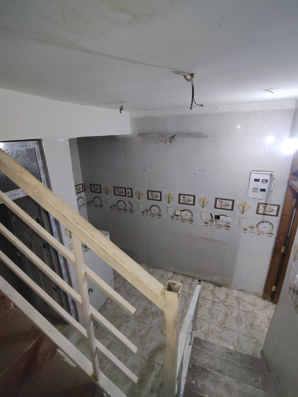 مشتمل للايجار يحتوي على استقبال ومطبخ وخدمات جوه وفوق غرفه و طابق ثالث ايضاً غرفه 
المساحه/40 متر
الموقع/الشعب قرب شارع الفراطسه بلفرع الصغير
السعر/350وبي مجال بسيط
للاسفسار/‏‪0777 238 4893‬‏
موقع المكتب/الشعب بشارع اسواق فدك
