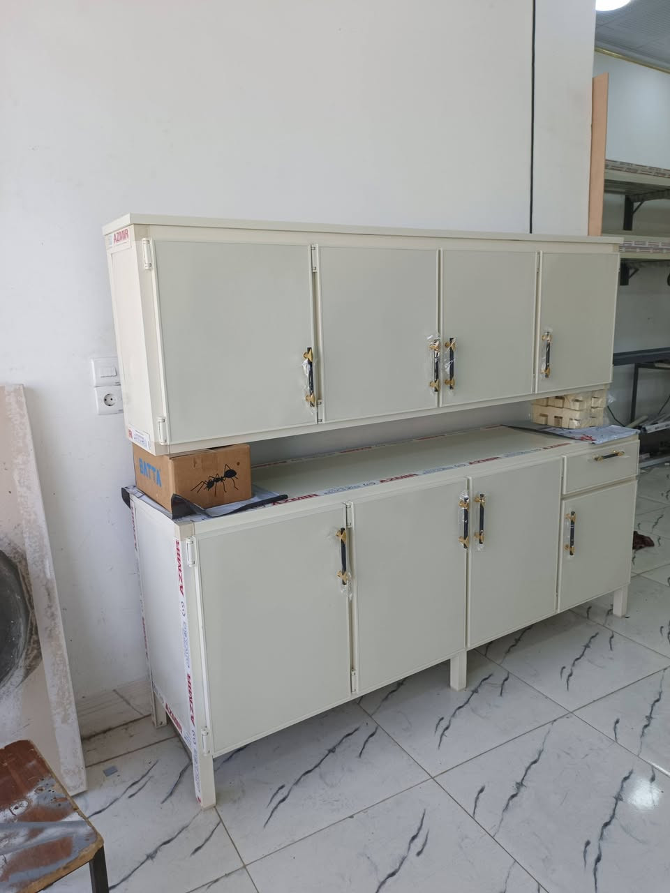 سلام علیكم كونتر 2متر ‌+ملحق مترين مع سنك فوك مرمر و يوجد جميع قياسات والوان حسب طلب ***********
