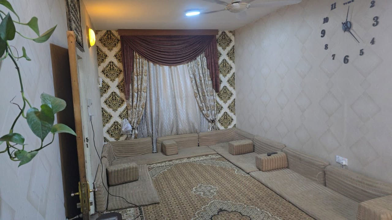 ديوان مستعمل 6 قطع السعر 150 او بي مجال*********** للتواصل أتصال على الرقم
