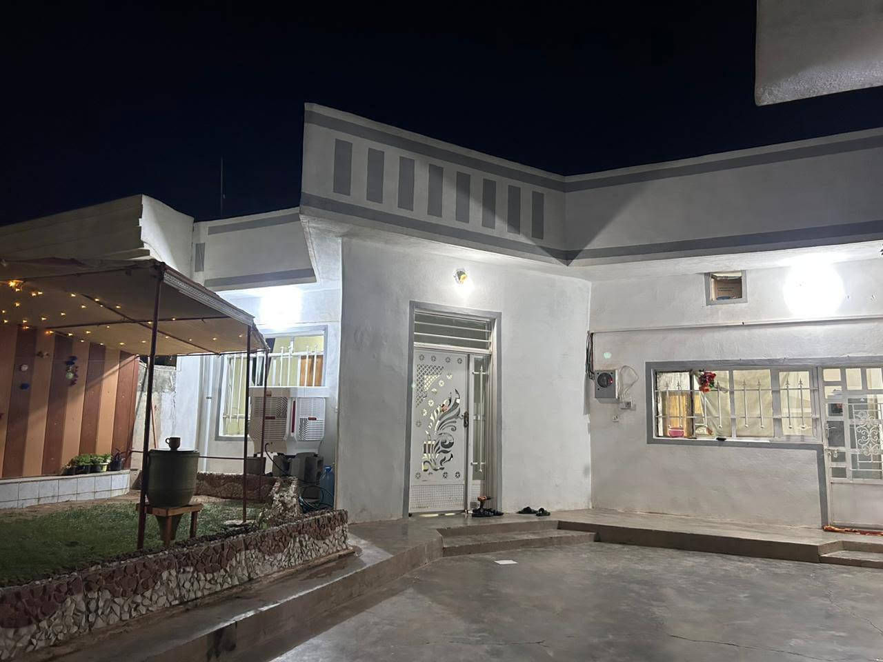 السلام عليكم بيت للبيع 
العنوان حي الأطباء الفرع الأول فرع الجامع 
 الفرع راقي وخدمات كامله 
السعر 63وبي مجال 
طابو زراعي 
مساحه 250متر
للاتصال ***********
