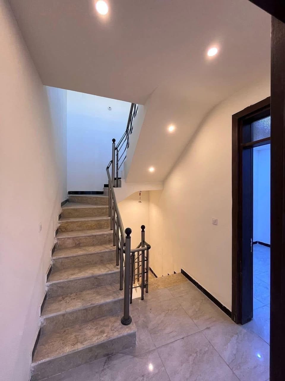 للإيجار في السيديه  📍***********
(مطلوب موضف شرط )

بيت طابقين (مساحه 50م)(نضيف جداً زيرو) ⚜️

يحتوي على مدخلين و صاله ومطبخ وخدمات صحيه بكل طابق و غرفتين نوم (وحده سويت) ⚜️

الموقع : السيديه - قرب شارع النخيل

الأيجار : 850 الف قفل 

_______________________________________

او الأستفسار ع الارقام ادناه 📞↘️↘️ (متوفر واتساب )📌🔛
