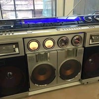 بومبوكس • شارب • ستيريو