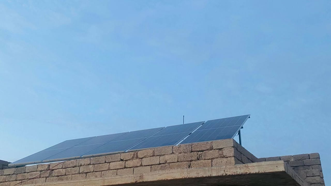 منظومة من طاقة سمارت في بحزاني- منزل السيد فواز حسين خديدة العطار

تم اليوم الانتهاء من نصب منظومة طاقة شمسية 
 منظومة سوفار 
منظومة sofar  هي منظومة هجينة يمكنها التوليد وارجاع الكهرباء للوطنية بكفائة عالية جدا

- انفيرتر 6 كيلو sofar ضمان 5 سنوات 
- بطارية 5  كيلواط من Dyness  ضمان 10 سنوات
-  لواح شمسية 620 واط من HZ ضمان 12 سنة 
- نظام مراقبة عن بعد كامل 24/7

 

# مميزات المنظومة الشمسية
-ارجاع الكهرباء للوطنية 
- تقليل فاتورة الكهرباء 
- تحسين البيئة وتقليل الانبعاثات الكربونية
- توفير الطاقة في أوقات الذروة
- المحافظة على اجهزة المنزل كون الفولطية مستقرة وتطول العمر الافتراضي للاجهزة الكهربائية   

# الفوائد المالية
- توفير مالي جيد كون الكهرباء مجانية وارجاع الكهرباء للوطنية 
 .

مكتب طاقة
الموقع الاول بعشيقة حي العسكري مقابل معرض مخلد 
 مهندس فادي *********** 
***********.   اياس سعيد
 

طاقة_شمسية
#منظومات_طاقة
#سوفار
#HZ
#داينيس
#الربيعة
#تل_سمير
#طاقة_سمارت
#طاقة_متجددة
#انفرتر
#بطاريات
#الواح_شمسية
#نصب_منظومات
#عروض_الطاقة
#عراق
#بعشيقة
#مهندس
