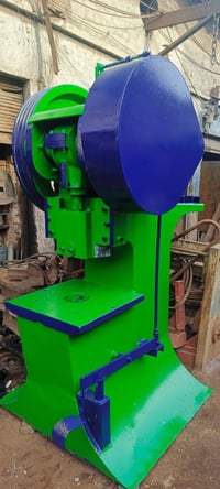 بريس سنتريك حجم 100طن شغال وكامل استفسار رقمي 07708840113