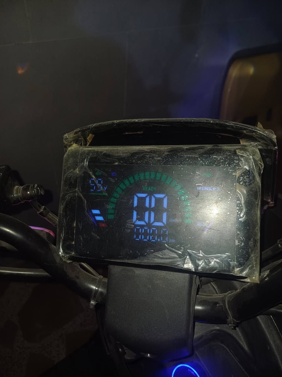 السلام عليكم للبيع دراجة شحن R11 خمس بطاريات دراجة جديدة بمعنى الكلمة كهربائياته كله شغالة مكاني بغداد السعر ٥٠٠ او بيه مجال ***********
