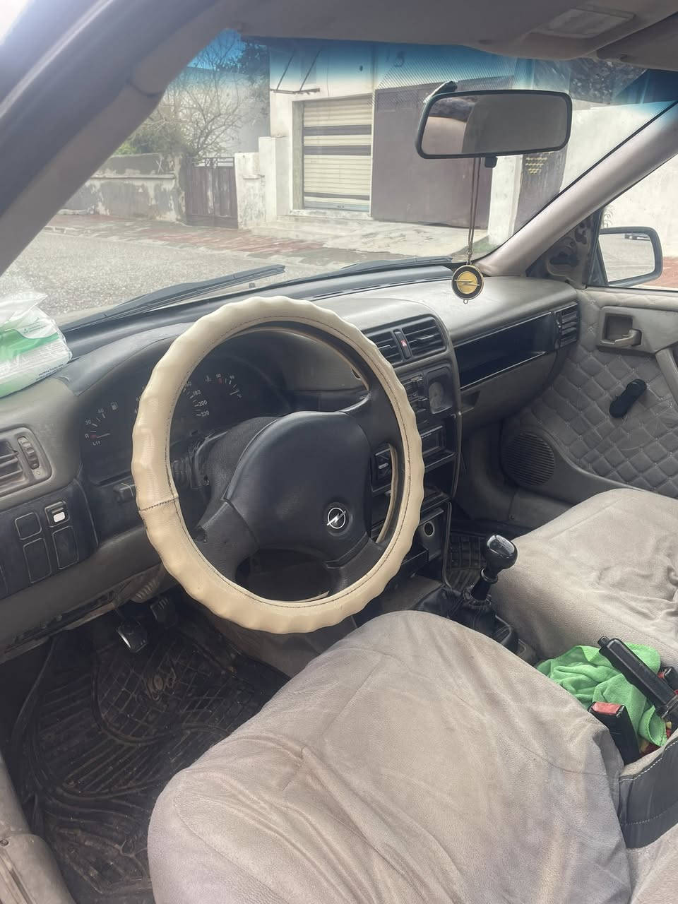 السلام عليكم سيارة اوبل للبيع حجم ١٦ رقم بغداد تحويل ثاني يوم سياره ب اسمي لاصرف ولا بخار مشروع وطني كوبون بنزين سياره مصبوغه جماليه نضافه ٩٠ كير عادي نكره سلف سعر 40وبيه مجال ***********
