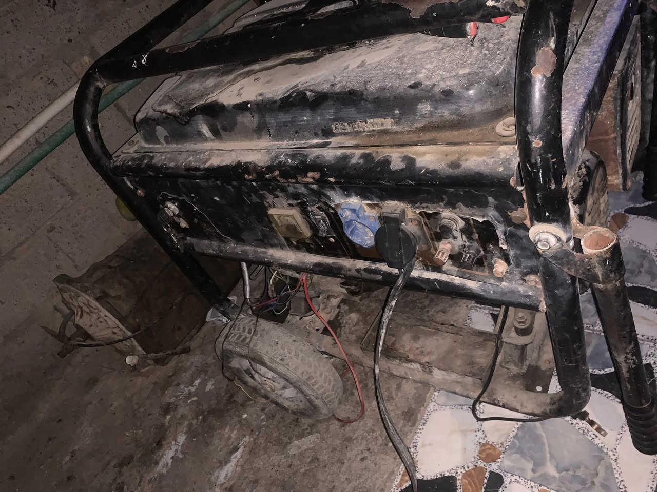 سلام عليكم مولد استرا نضيف 20 امبير  هندر وسلف بس عوزه باتري يشغتل سلف شرط شغل سعر خاص او تصال***********
