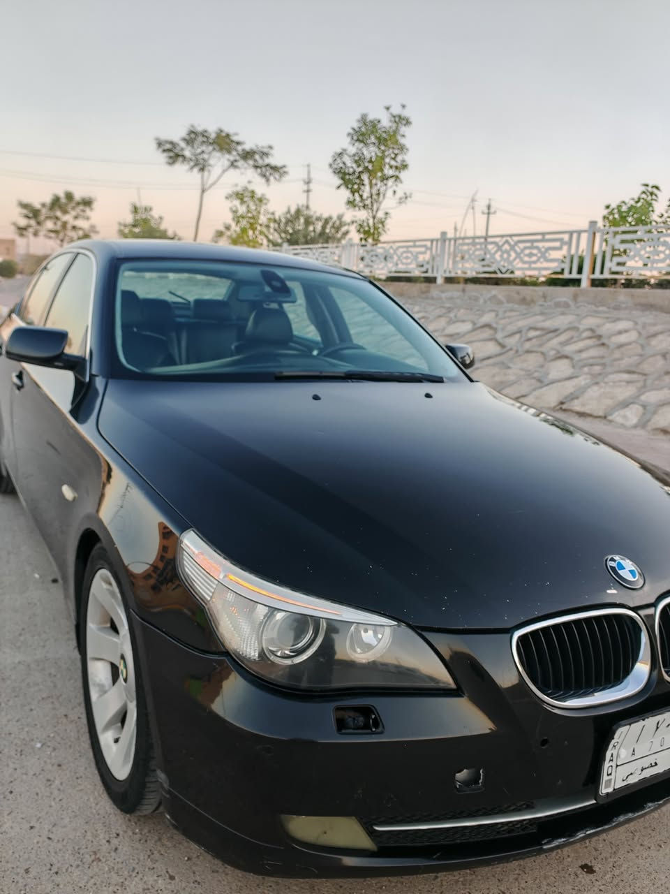 للبيع BMW 525i موديل 2005 (E60) — 
بسعر تنافسي جدًا لأن البيع لغرض السفر.

🧾 السيارة باسمي وما عليها أي مشاكل مرورية
⏳ عندي السيارة من 13 سنة (يعني أعرفها شبر شبر ومُحافظ عليها)
✅ النظافة والحالة
بدون حادث
بدون صبغ نهائيًا ما عدا الدعامية الأمامية والخلفية
داخل جلد أسود بحالة ممتازة
تبريد ممتاز (ماكو مشاكل حرارة)
⭐ المواصفات
iDrive شاشة أصلية مع ماوس + نظام صوت هارمن كاردن الأصلي
لايت زينون بلادي
حساسات أمامية وخلفية
مثبّت سرعة
بلادي ويل 18
قير أوتوماتيك مع وضعيات القيادة (D / S) “عادي + رياضي”
⚠️ ملاحظات بشفافية (حتى تكون الصورة واضحة) — والسعر محسوب عليها
تسريب دهن من المحرك (تنقص دهن بسبب التسريب)
أحيانًا أثناء المشي يصير تذبذب/خربطة بالـ RPM
شخوط بسيطة بالكشر الخارجي تحتاج بوليش وترتيب
جوزة قفل باب السائق بيها خلل وتحتاج تبديل
مكينة جام باب الصدر لا تعمل
البردة الخلفية كهربائية لكنها تحتاج صيانة
الشاشة الوسطية أحيانًا مع الشمس تخربط وقد تحتاج تبديل
💰 السعر: 80 ورقة  
السيارة نظيفة ومواصفاتها كاملة عدا الفتحة… والملاحظات مذكورة بوضوح حتى يكون التعامل سريع وواضح للجادين.                                                                                           
📍 الموقع: الأنبار – الرمادي
📌 الممشى: 250 ألف كم
📞 للتواصل: ***********

