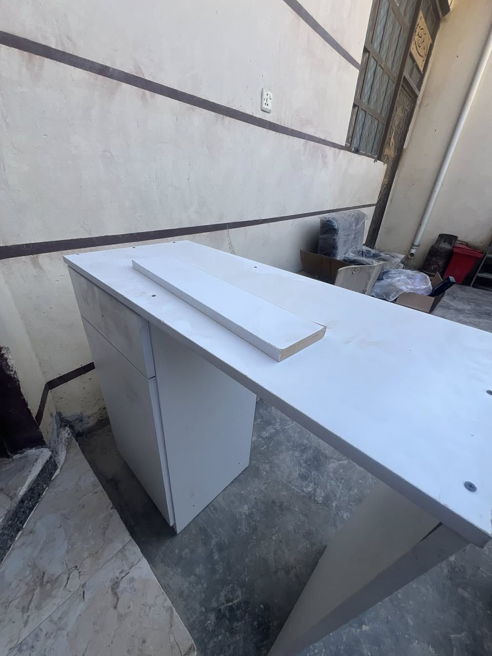 غراض مال صالون نسائي لبيع بعدهن بل كارتونه ما مستعملات بيهن محل كامل الي يفدنه يتص ***********
