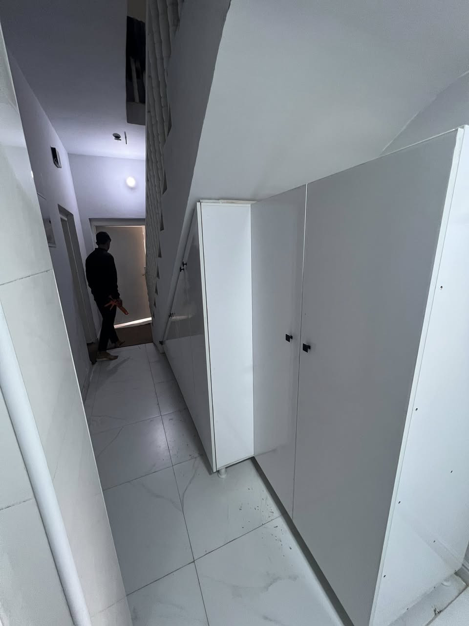 السلام عليكم
جزء من اعمالنا مخزن تحت الدرج
لحفظ اكياس الطحين والبقوليات 
وكل غراض البيت 
***********
